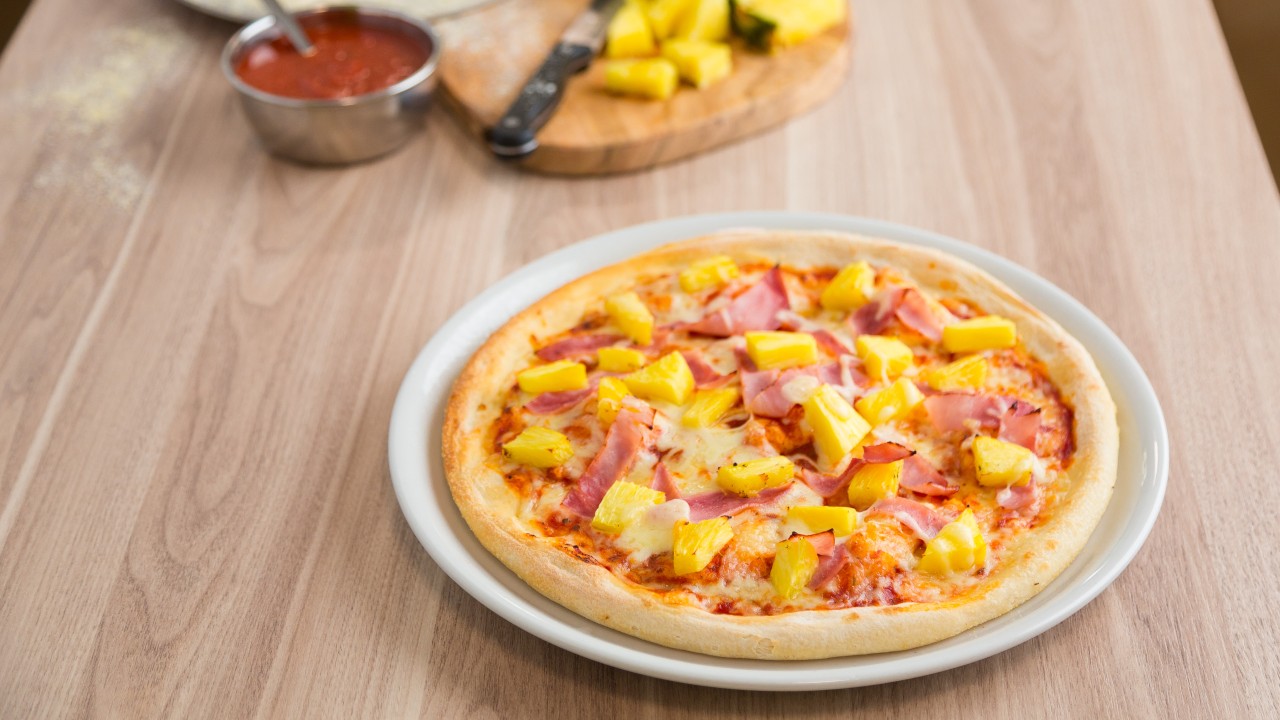 Pizza in der Schwimmhalle im blu Gastro