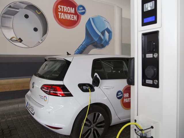 Elektroauto der Energie und Wasser Potsdam an der Ladestation im Sterncenter