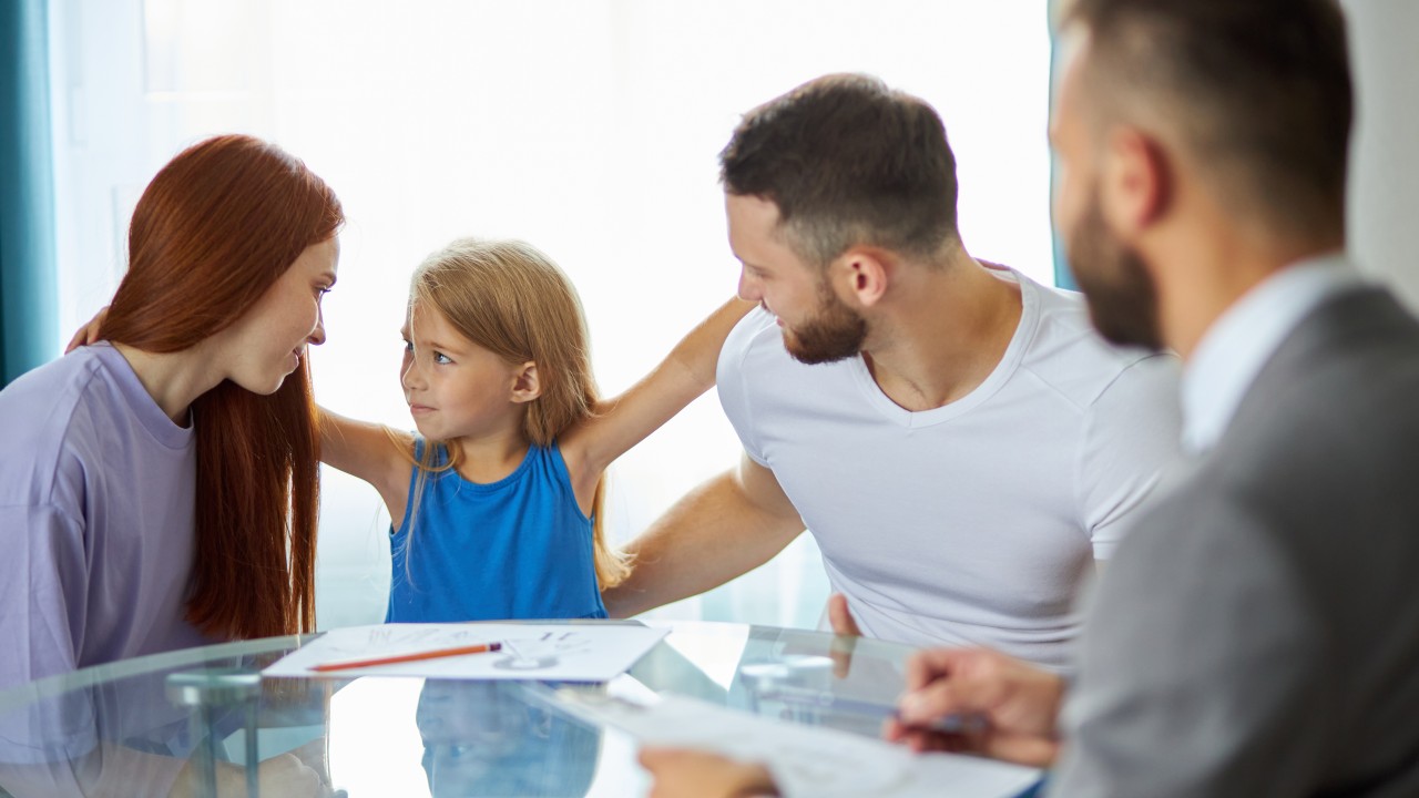 Junge Familie mit einer Tochter bei der Schuldnerberatung, © alfa27 – stock.adobe.com