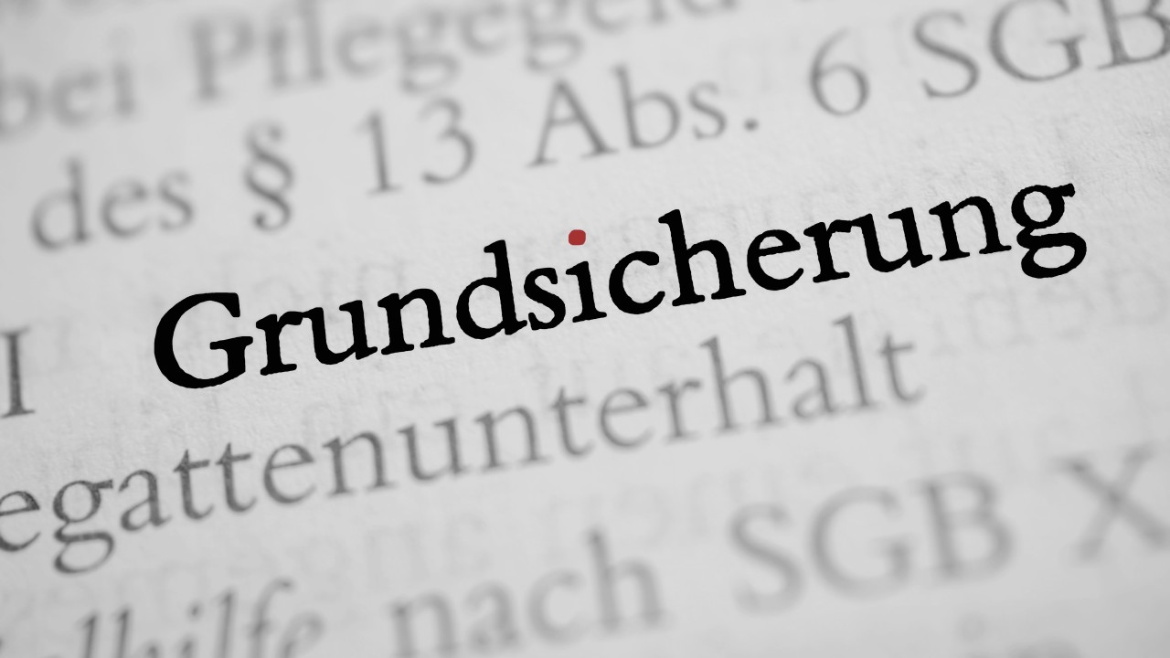 Grundsicherung - schwarz-weiß Text, roter i-Punkt, © kwarner – stock.adobe.com