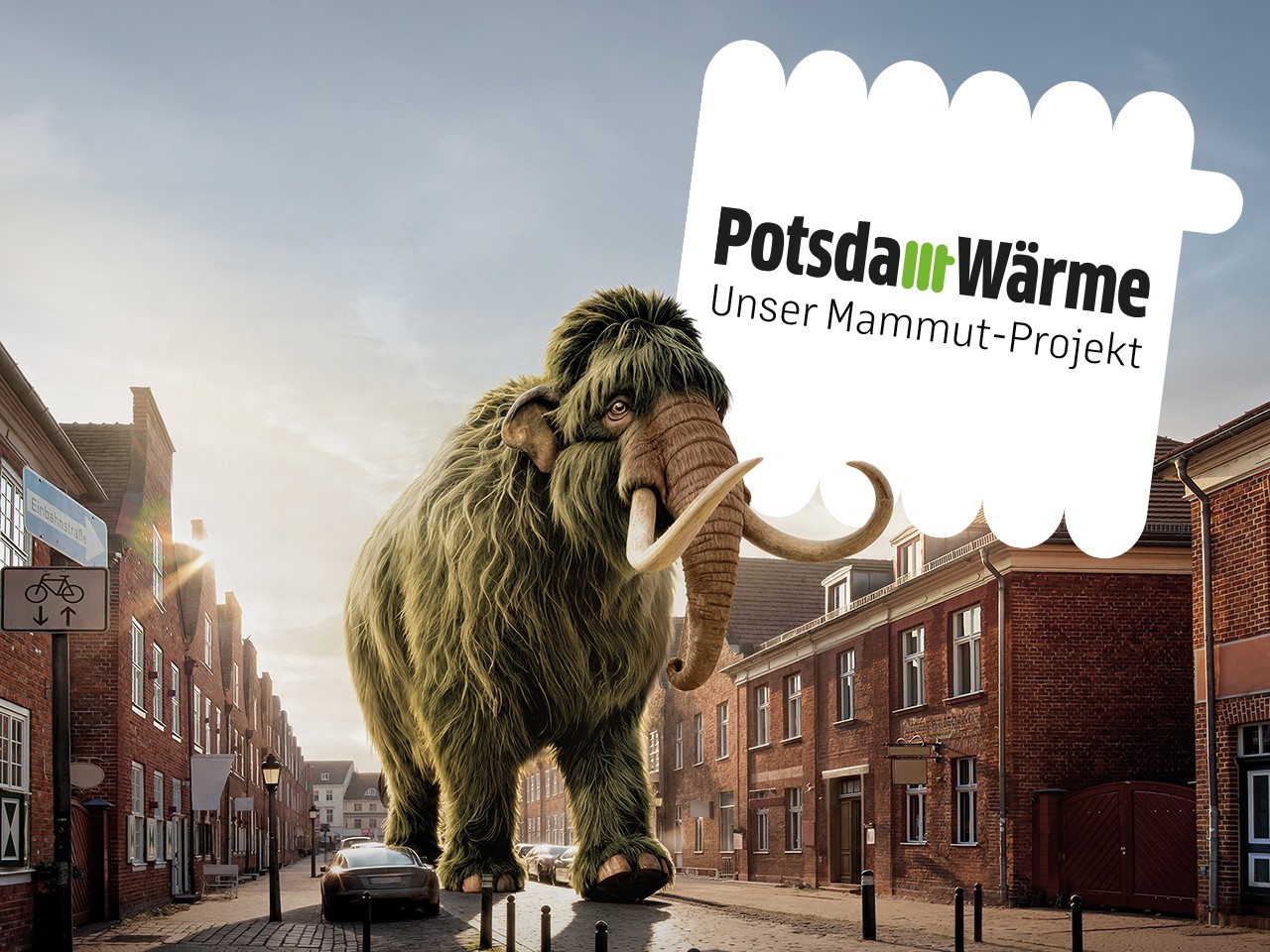 Riesiger grüner Mammut läuft durch das Holländische Viertel in Potsdam
