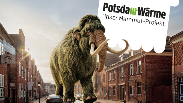 Riesiger grüner Mammut läuft durch das Holländische Viertel in Potsdam
