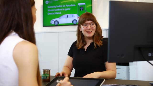 Kundenservice-Mitarbeiterin der EWP berät eine Kundin im Kundenbüro, © Kathleen Friedrich