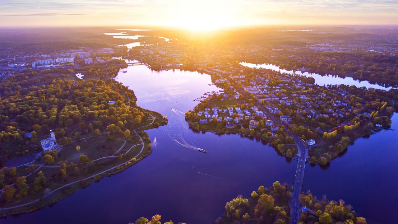 Luftaufnahme von Potsdam, Glieniker Brücke bei Sonnenuntergang, © Sliver – stock.adobe.com