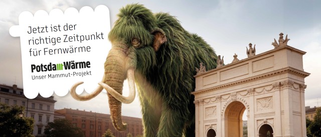 Überdimensionales Mammut steht neben dem Brandenburger Tor, dazu der Schriftzug ‚Jetzt ist der richtige Zeitpunkt für Fernwärme – PotsdamWärme, unser Mammut-Projekt‘