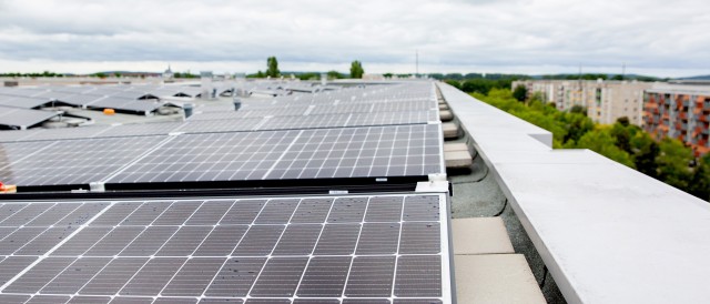 Photovoltaikmodule vom Mieterstromprojekt auf dem Dach in der Konrad-Wolf-Allee