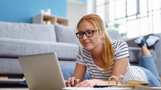 Junge Frau am Laptop schreibt eine Nachricht über das Kontaktformular an die Energie und Wasser Potsdam, © contrastwerkstatt /Fotolia