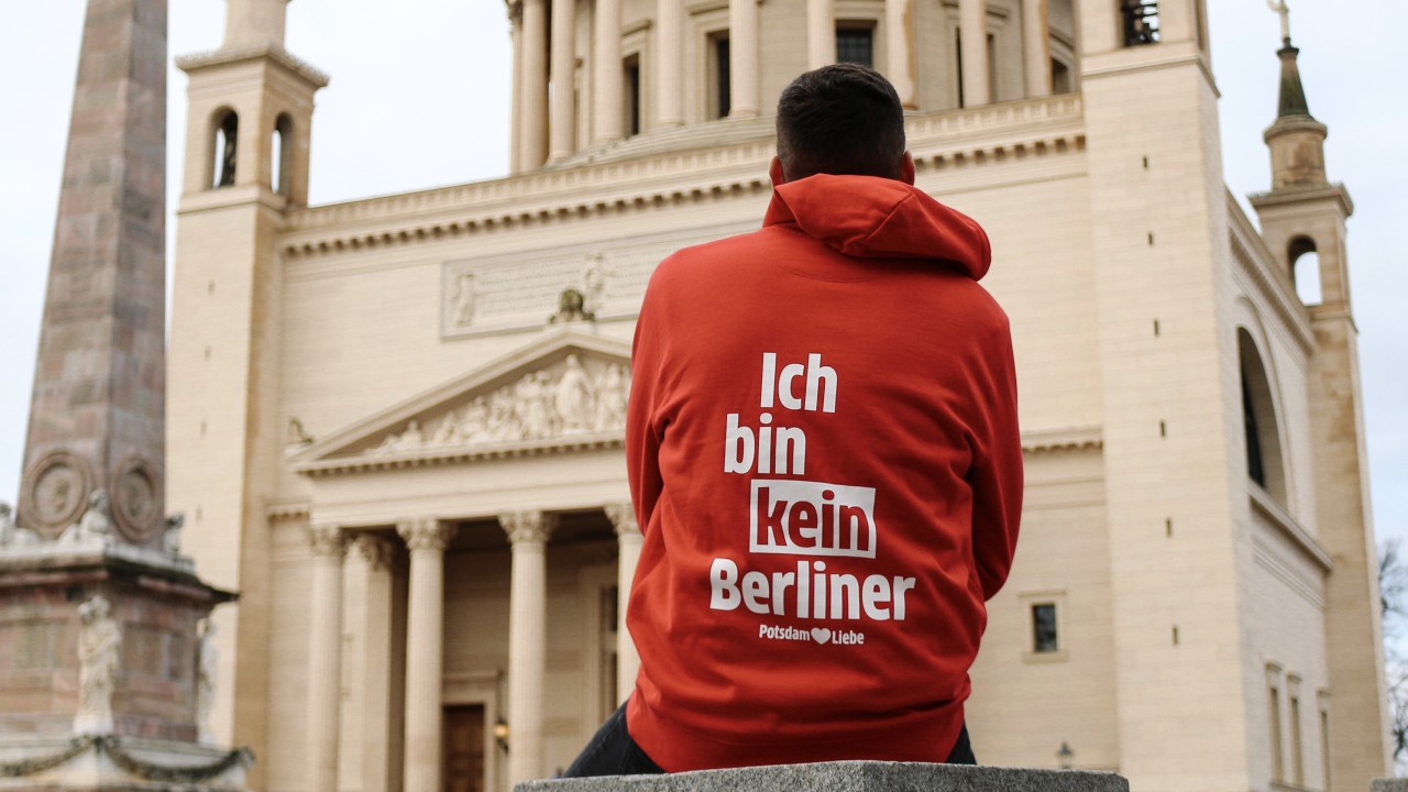 Junger Mann mit rotem 