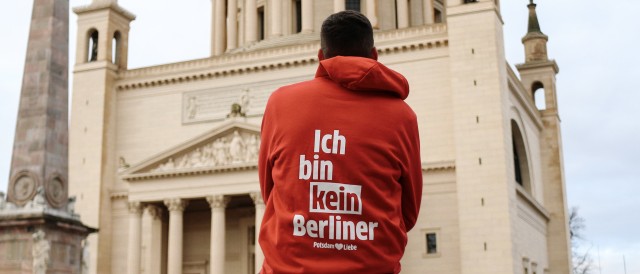 Junger Mann mit rotem 