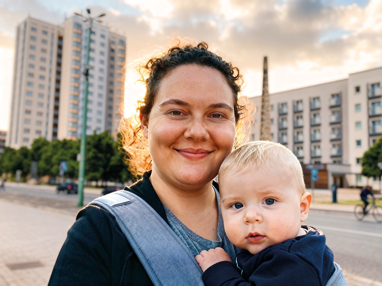 Junge Mutter mit Baby in der Breiten Straße in Potsdam