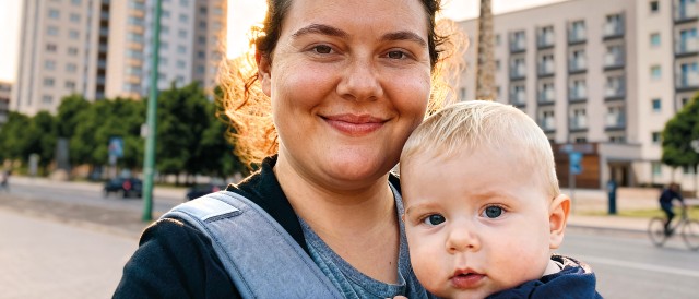 Junge Mutter mit Baby in der Breiten Straße in Potsdam