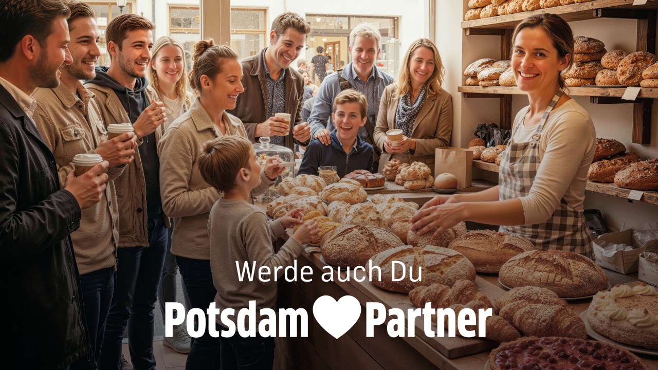 Bäckereifachverkäuferin präsentiert im Geschäft Brote vor Familien