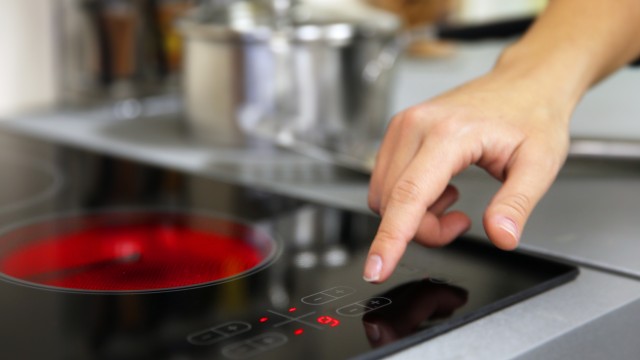 Kinderleicht Energiesparen beim Kochen, © Africa Studio /Fotolia