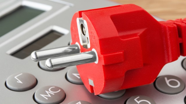 Strom und Taschenrechner zum Kosten ermitteln, © PhotoSG /Fotolia