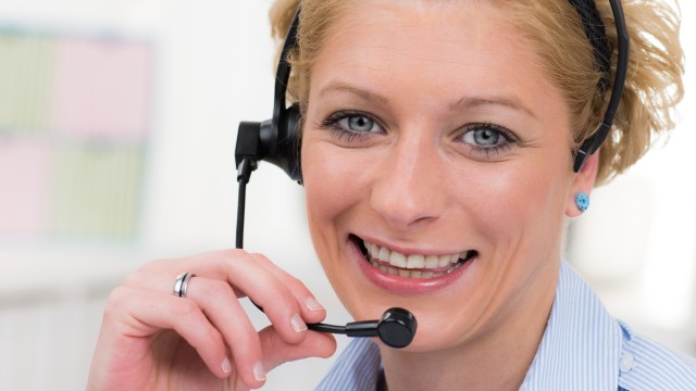 Frau mit Headset vom Kundenservice der Energie und Wasser Potsdam, © pictworks /Fotolia