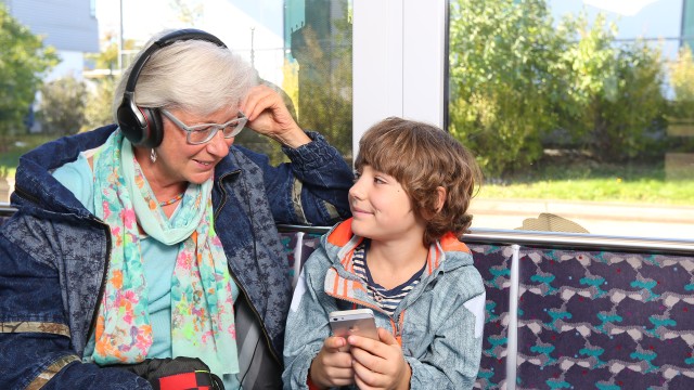 Seniorin ist mit Ihrem Enkel in der Tram in Potsdam unterwegs, © Kathleen Friedrich