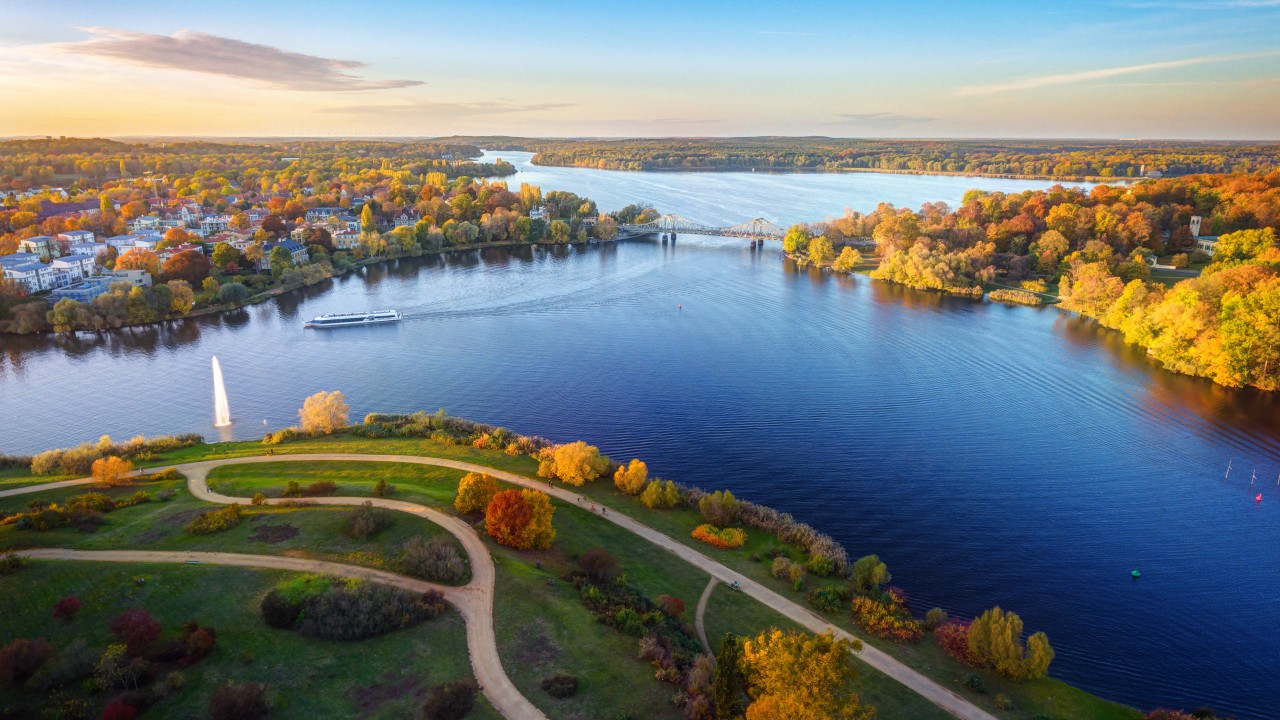 Luftaufnahme vom Babelsberger Park und der Glienicker Brücke, © Sliver /Fotolia