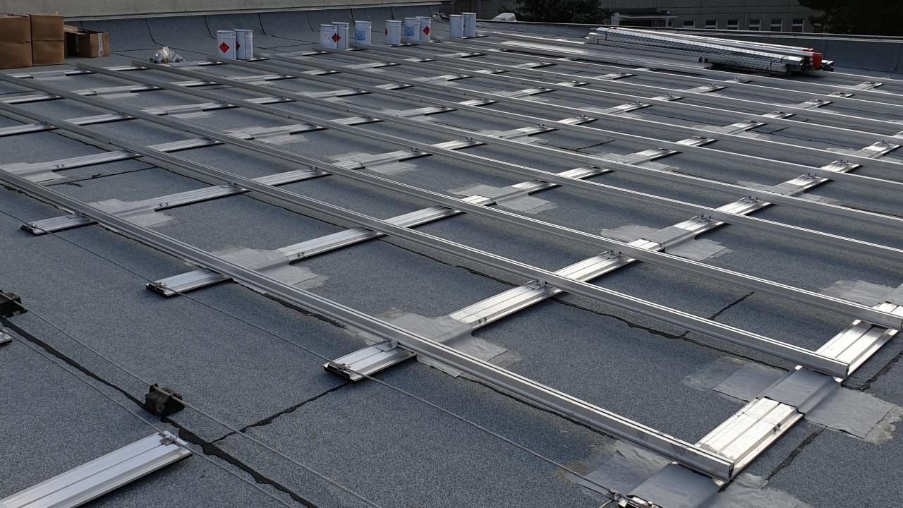 Unterbau Photovoltaikanlage auf dem Dach des Wasserwerks Rehbrücke