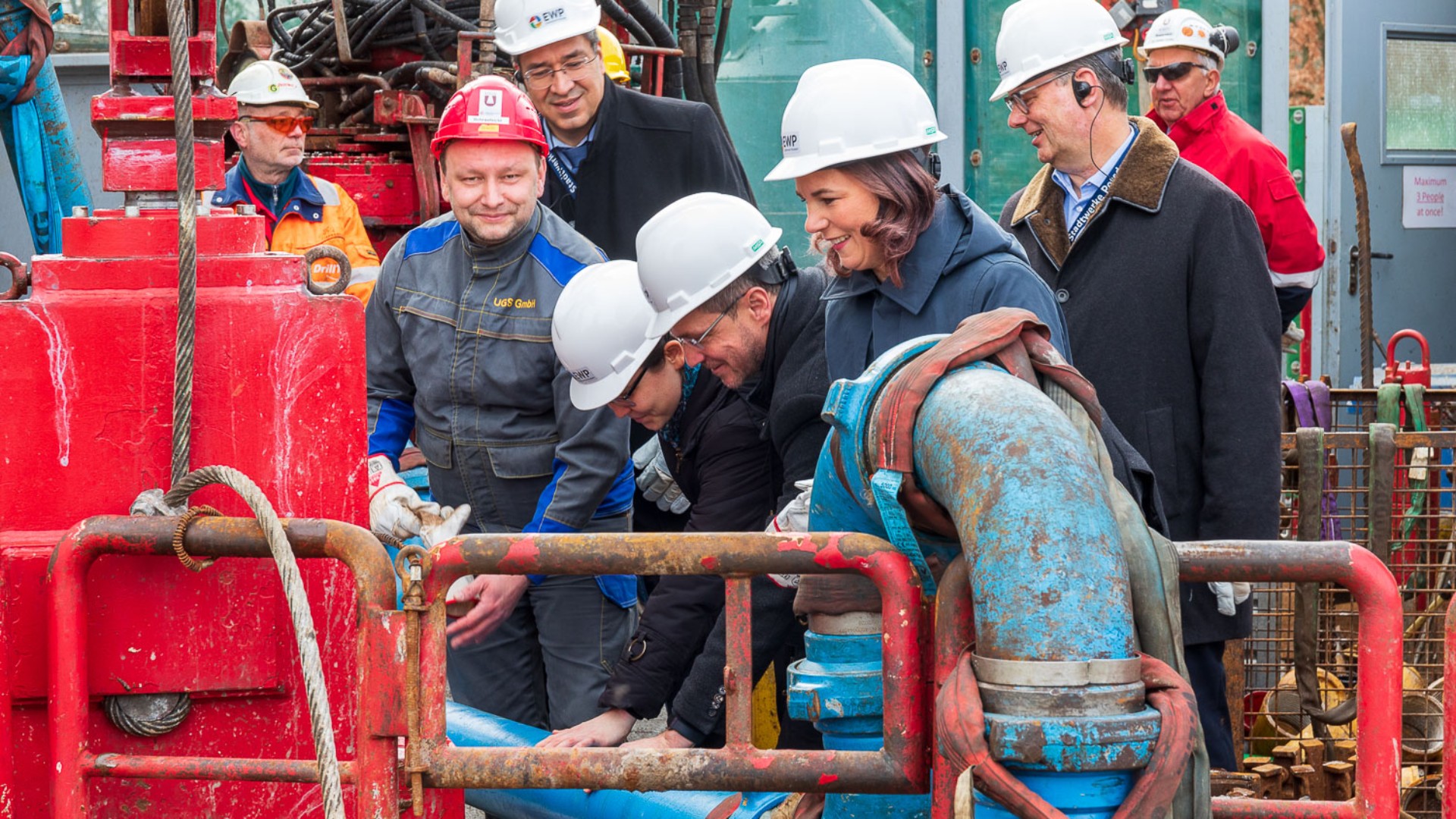 Frau Bearbock besichtigt gemeinsam mit den weiteren Teilnehmern die Baustelle der Geothermieanlage in Potsdam, © www.ideengruen.de I markus pichlmaier
