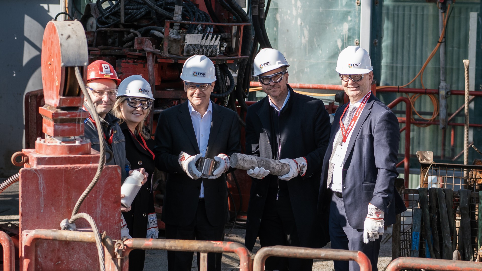 Gruppenfoto mit Bundeskazler Scholz auf der Geothermie-Baustelle der EWP, © Florian Sorge