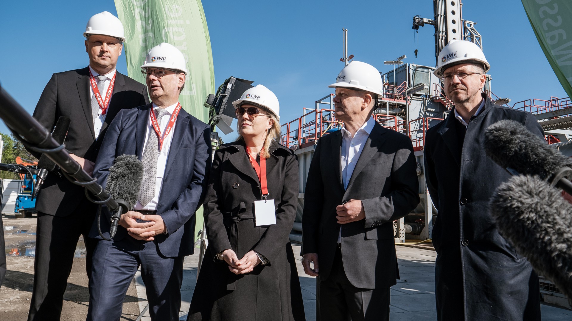 Geschäftsführung der EWP mit Bundeskanzler Olaf Scholz und OB Mike Schubert im Presseinterview auf der Geothermie-Baustelle, © Florian Sorge