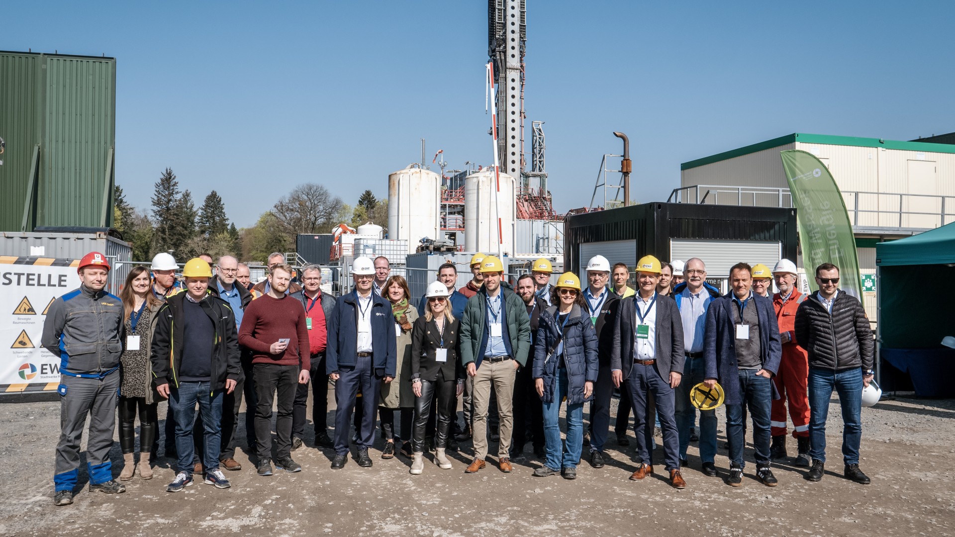 Gruppenfoto der Teilnehmer vom VKU auf der Geothermiebaustelle, © Florian Sorge