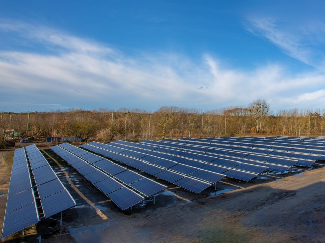 Solarthermiepaneele auf einem Grundstück