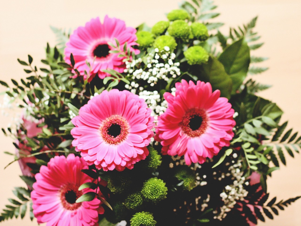 Blumenstraß mit rosa Blütenakzenten