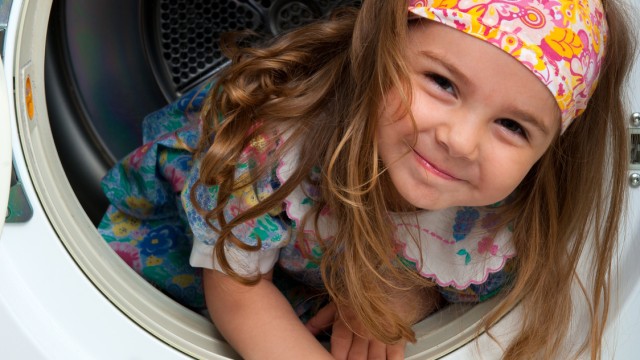 Kind sitzt in Waschtrommel, © Andreas Koch - Fotolia