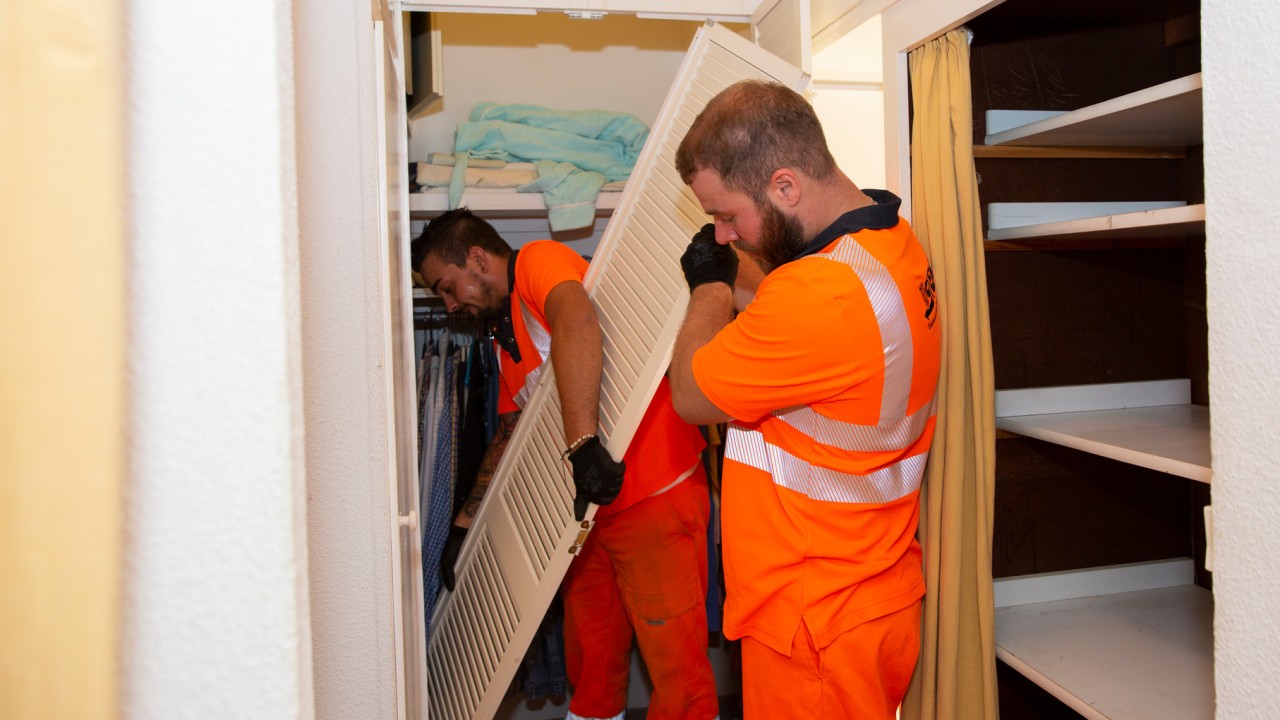 Demontage eines Schranks durch zwei STEP-Mitarbeiter