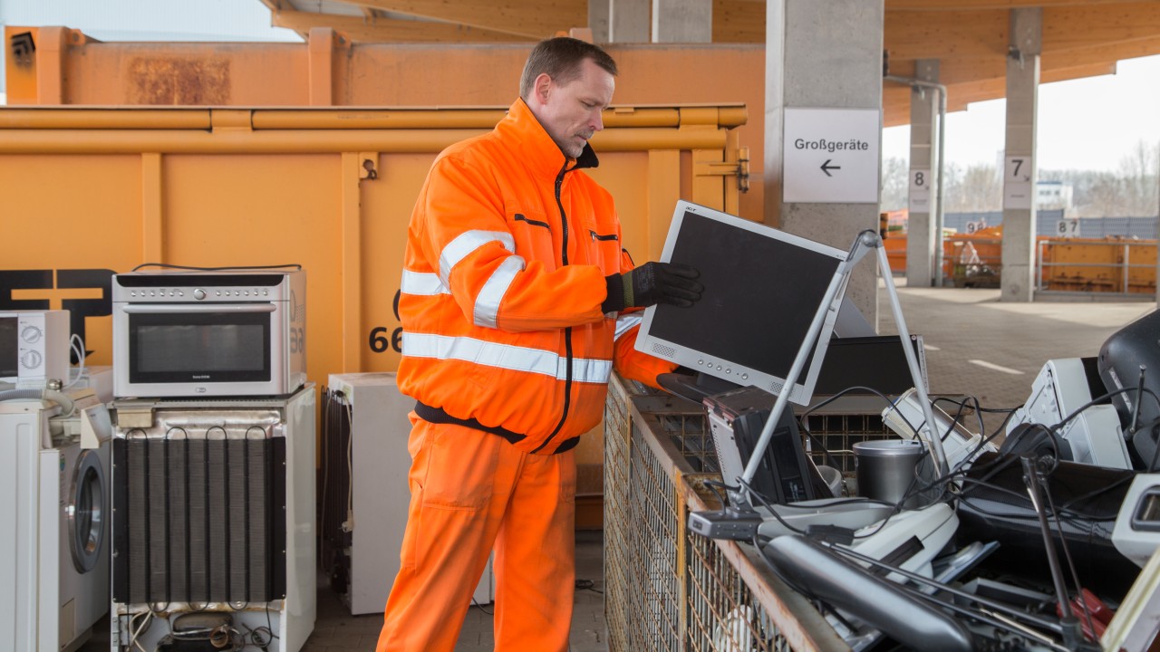 STEP-Mitarbeiter schmeißt kaputten Computerbildschirm in den Elektroschrott