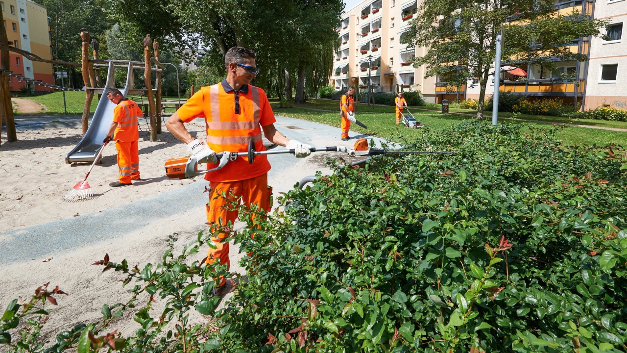 STEP-Mitarbeiter bei der Grünflächenpflege