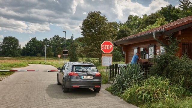 Auto steht vor der Schranke zur Kompostieranlage Nedlitz