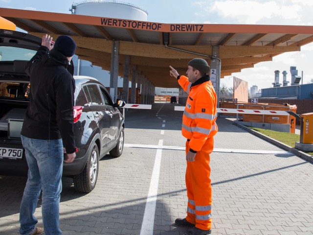 STEP-Mitarbeiter zeigt Kunden, wo er seine Wertstoffe entsorgen kann