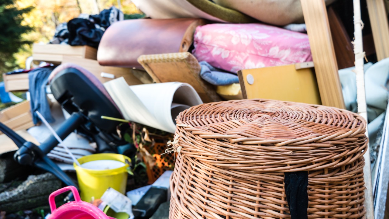 Großer Sperrmüllhaufen und ein Weidenkorb am Straßenrand, © animaflora /Fotolia