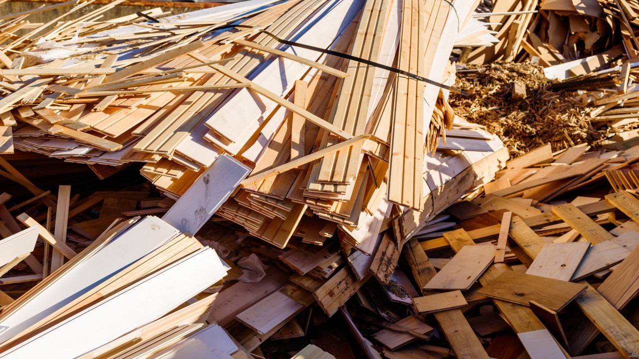 Holzabfälle beim Bau werden über den Container der Stadtentsorgung Potsdam entsorgt, © imfotograf /Fotolia