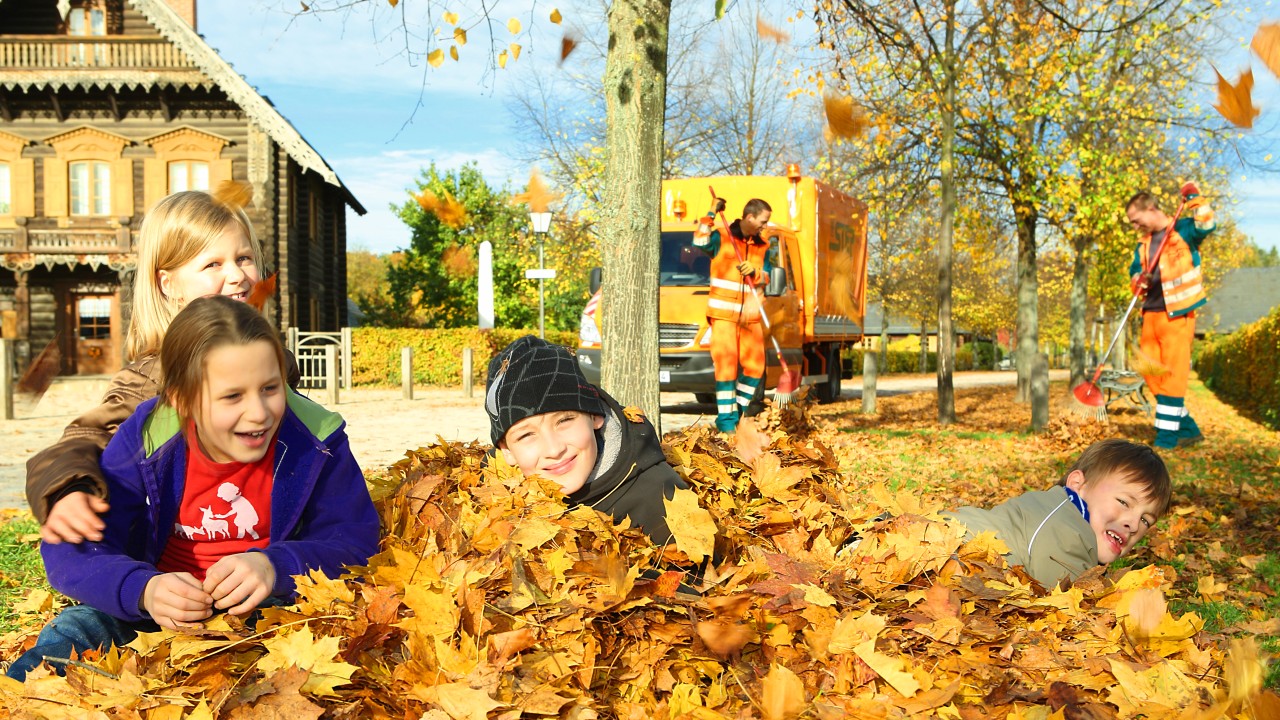 Kinder im Herbstlaub in Potsdam-Alexandrowka, © Beate Wätzel