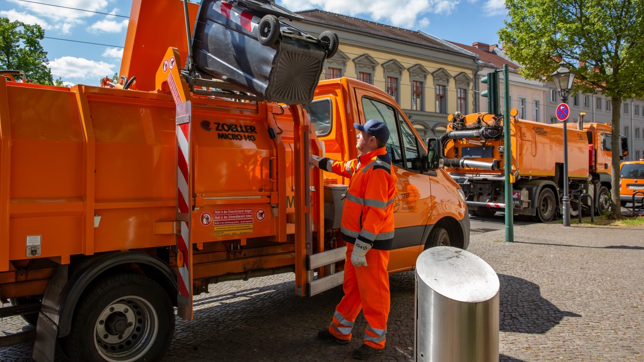 STEP-Mitarbeiter mit dem Müllfahrzeug bei der Straßenreinigung, © Katrin Paulus