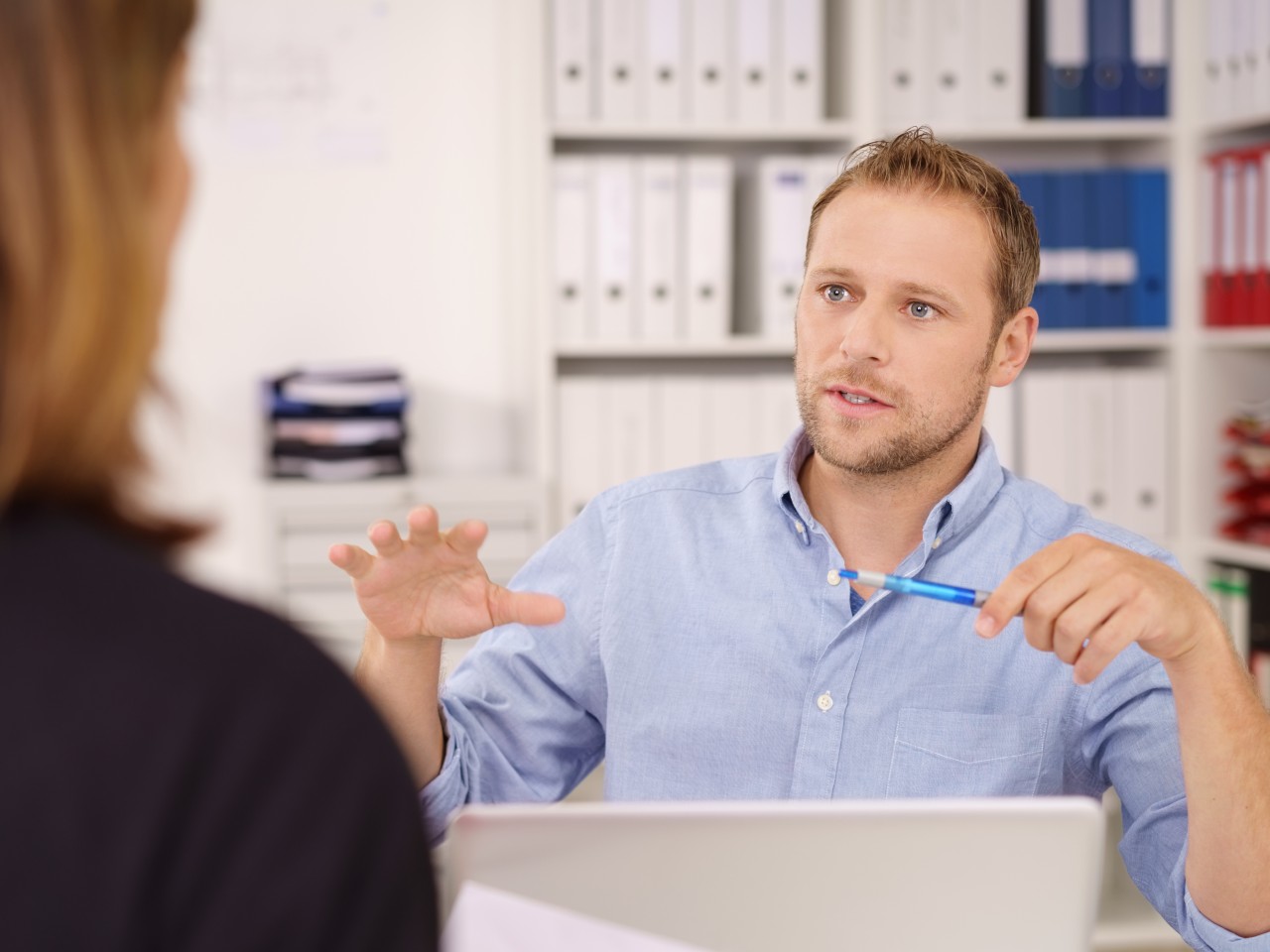 Ein junger Mann im Büro im Beratungsgespräch mit einer Kundin, © contrastwerkstatt /Fotolia