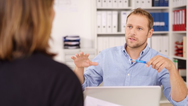 Ein junger Mann im Büro im Beratungsgespräch mit einer Kundin, © contrastwerkstatt /Fotolia