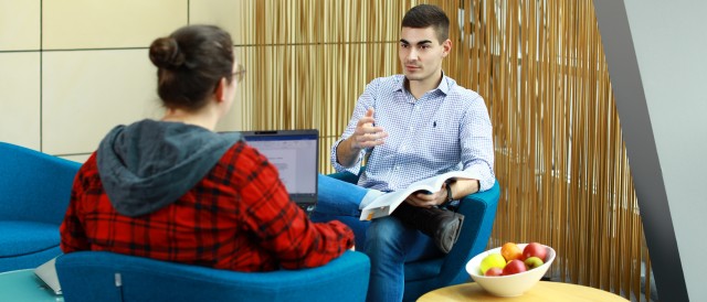 junger Student ist in Austausch mit Kollegen, © Kathleen Friedrich