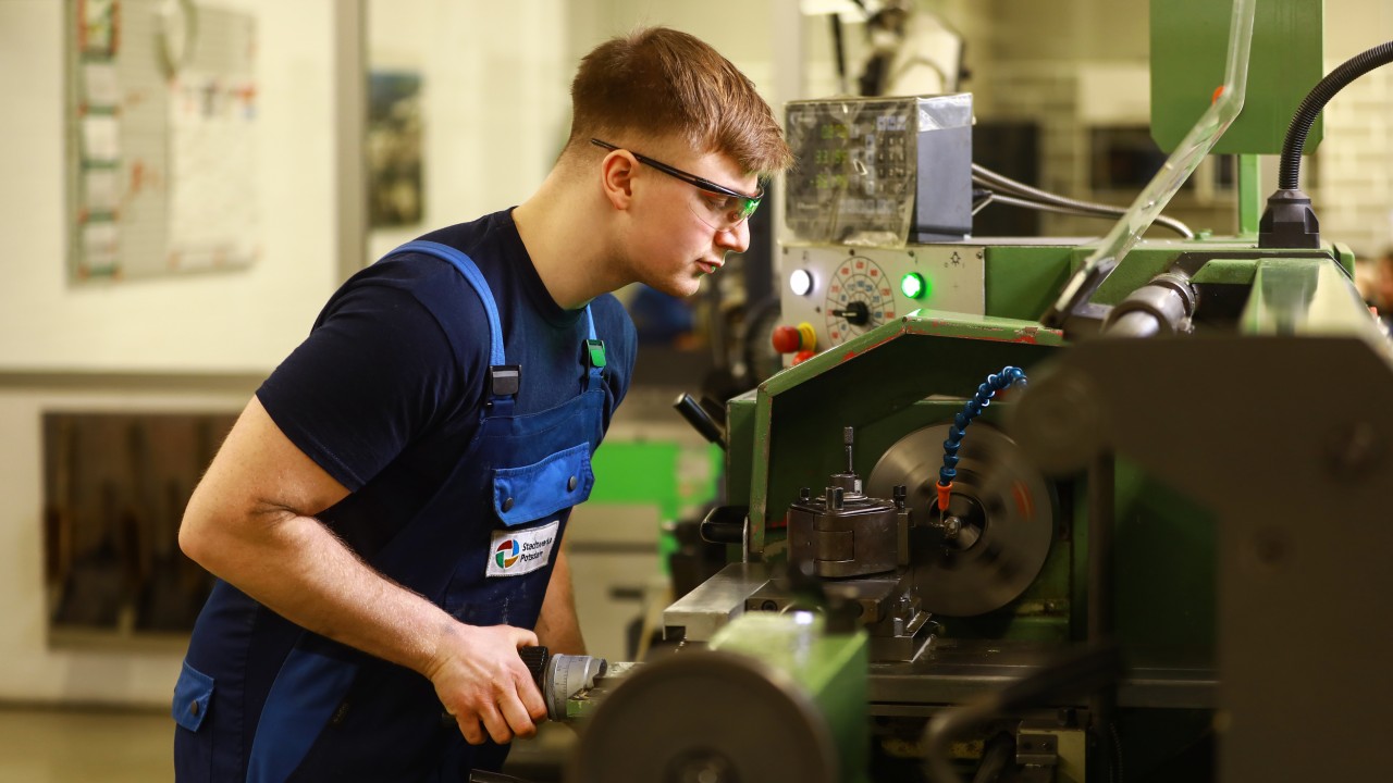 Industriemechaniker arbeitet an Drehmaschine, © Kathleen Friedrich