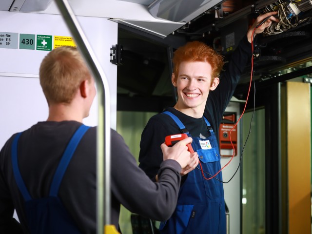 Kollege reicht Elektroniker für Betriebstechnik Prüfgerät, © Kathleen Friedrich