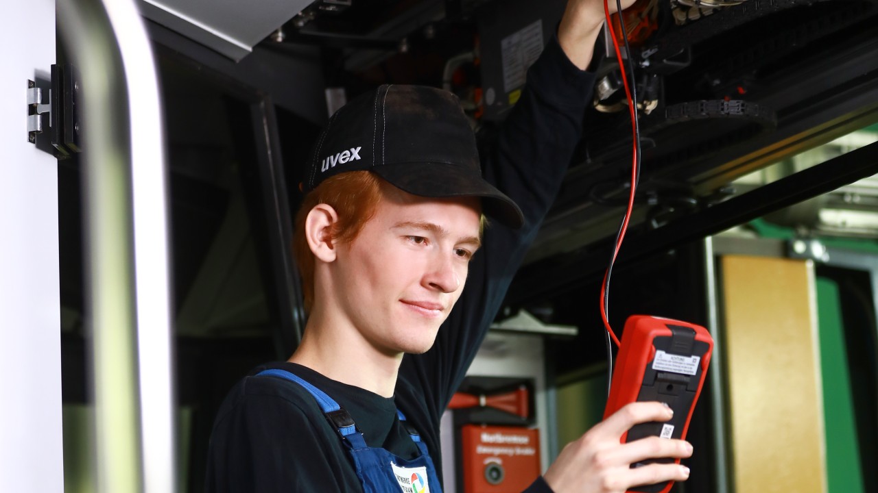 Elektroniker für Betriebstechnik prüft Bordelektronik in Tram, © Kathleen Friedrich