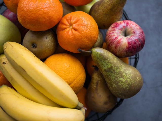 voller Obstkorb mit verschiedenen Früchten