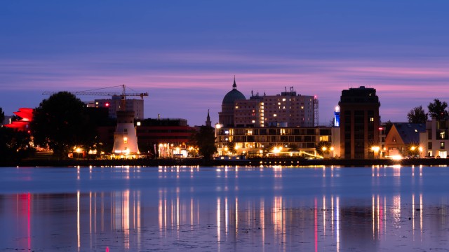 Blick am Abend über die Havel auf das Potsdamer Zentrum, © Enrico Bader AdobeStock_768567074