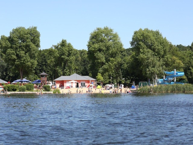 Blick vom Wasser aufs Waldbad Templin