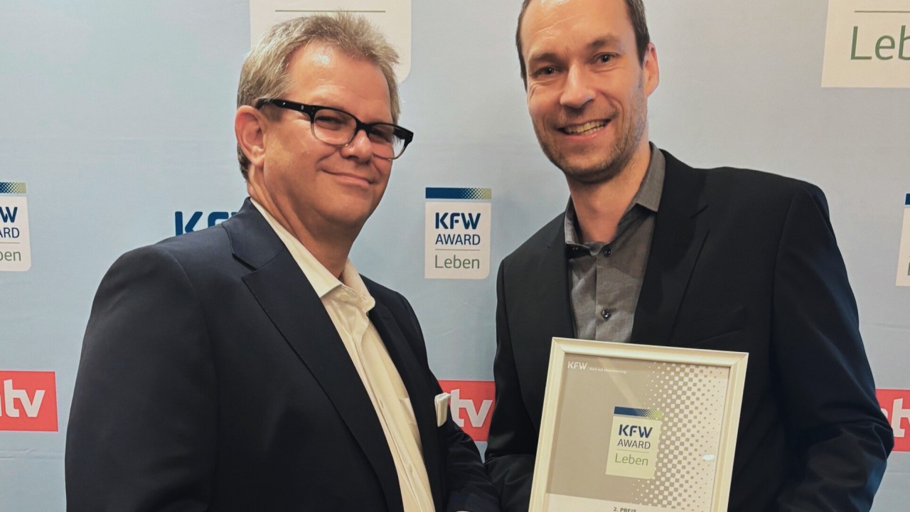 Carsten Schulte, Bereichsleiter Entsorgung & Erzeugung, Energie und Wasser Potsdam GmbH, und Gregor Heilmann, Geschäftsführer ProPotsdam Wohnen GmbH, nehmen den KfW Award Leben in der Kategorie „Energie- und Wärmewende“ in Empfang