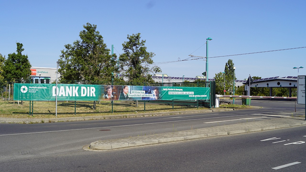 Banner der Kampagne Dank Dir vor dem Eingangstor vom Verkehrbetrieb