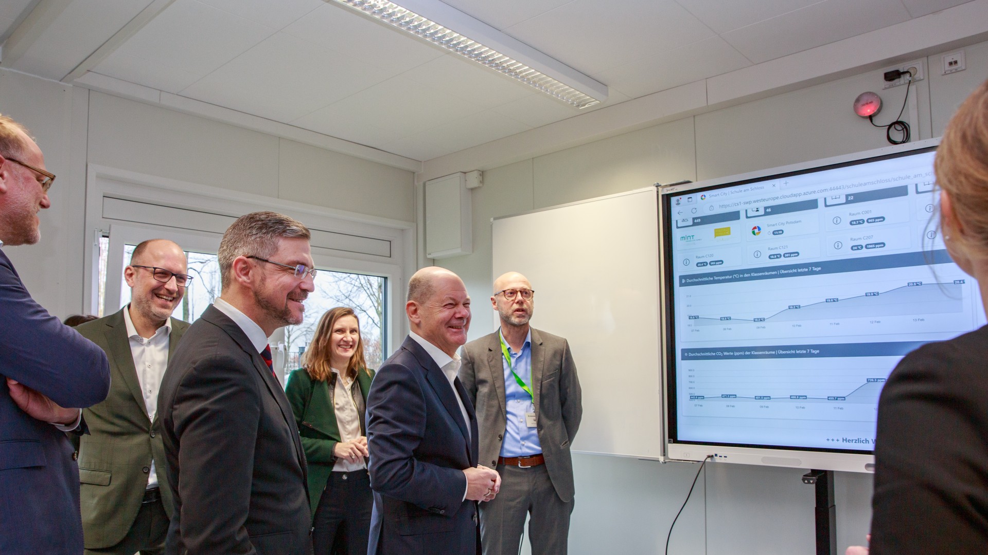 Bundeskanzler Scholz und Mike Schubert in den Räumen der Schule am Schloss bei der LoRaWAN Präsentation
